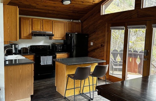 Rapid City Cabin | Cabin on the Creek w/Hot tub
