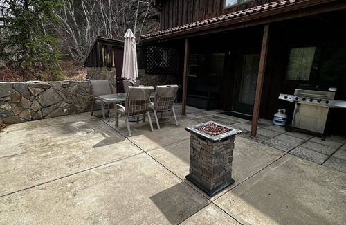 Rapid City Cabin | Cabin on the Creek w/Hot tub