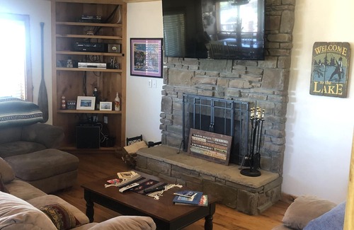 Dingle Cabin | Cabin Overlooking Lake with Mountain Views