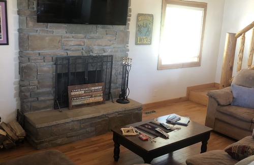 Dingle Cabin | Cabin Overlooking Lake with Mountain Views