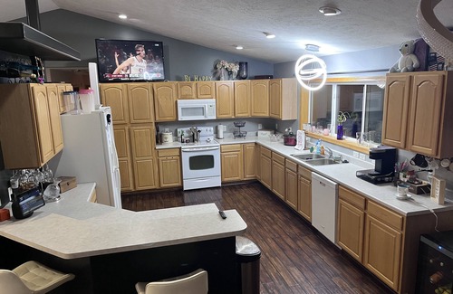 Martell House | Cabin Vibes w/hot tub, game room and within walking distance of 2 golf courses.