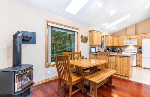 Paradise Estates Cabin | Cabin w/Covered Hot Tub, Firepit, EV, generator, 5 miles to Mt Rainier entrance