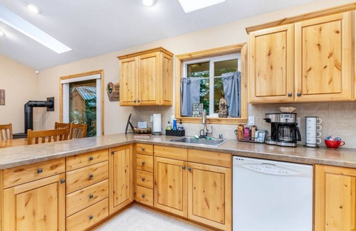 Paradise Estates Cabin | Cabin w/Covered Hot Tub, Firepit, EV, generator, 5 miles to Mt Rainier entrance