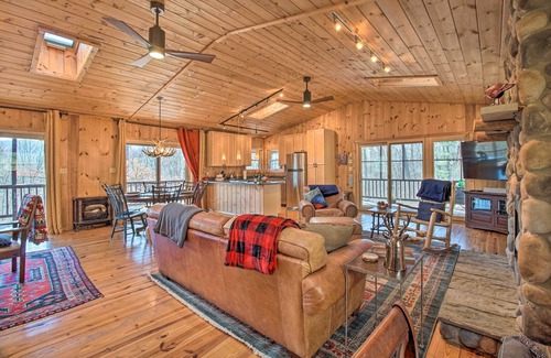 Mathias Cabin | Cabin w/Decks & Fire Pit Near Lost River!
