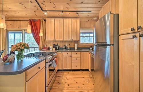 Mathias Cabin | Cabin w/Decks & Fire Pit Near Lost River!