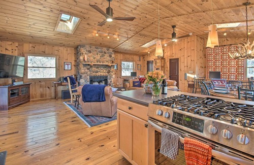 Mathias Cabin | Cabin w/Decks & Fire Pit Near Lost River!