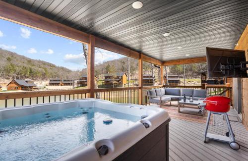Hollister House | Cabin w Pvt Hot Tub-Outdoor TV-2 Bunk Rooms-Cmty Indoor Pool-Water View-Free Tickets