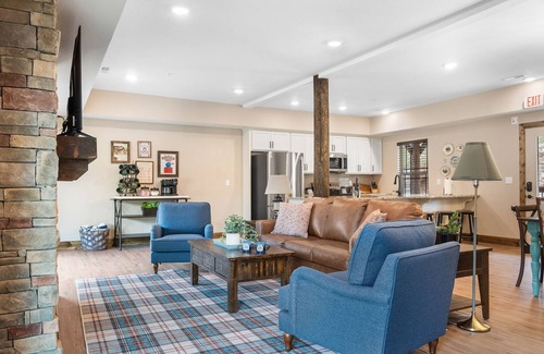 Hollister House | Cabin w Pvt Hot Tub-Outdoor TV-2 Bunk Rooms-Cmty Indoor Pool-Water View-Free Tickets