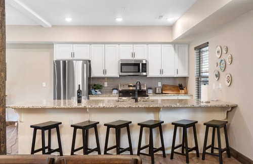 Hollister House | Cabin w Pvt Hot Tub-Outdoor TV-2 Bunk Rooms-Cmty Indoor Pool-Water View-Free Tickets