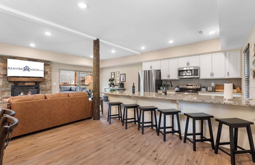 Hollister House | Cabin w Pvt Hot Tub-Outdoor TV-2 Bunk Rooms-Cmty Indoor Pool-Water View-Free Tickets