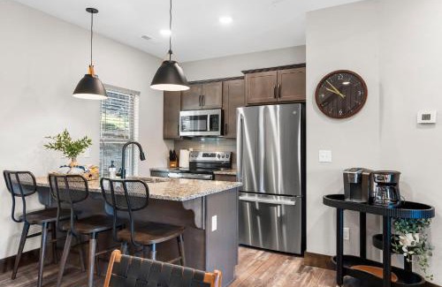 Hollister House | Cabin w Water View-Community Indoor Pool-Pvt Hot Tub-Free Local Attraction Tickets