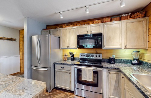 Kachina Village Cabin | Cabin with grill, outdoor dining, & fireplace - drive minutes to hiking