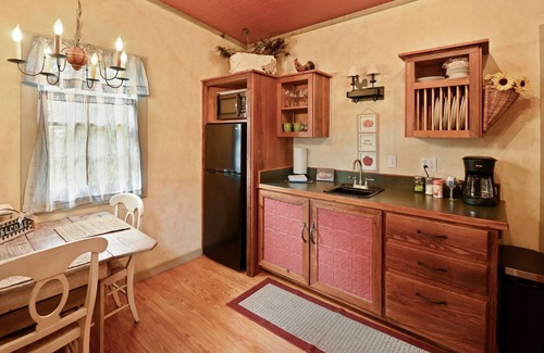 Fredericksburg Cabin | Cabins on Knopp School-Chula Vista Cabin - Private Hot tub - Romantic Getaway