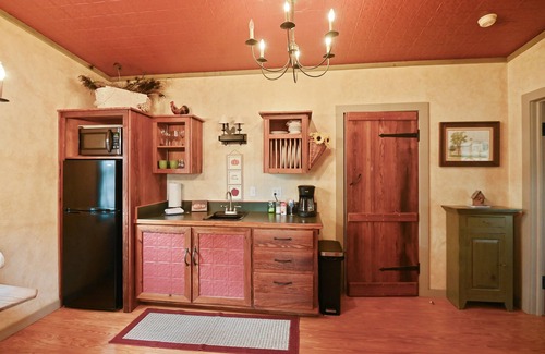 Fredericksburg Cabin | Cabins on Knopp School-Chula Vista Cabin - Private Hot tub - Romantic Getaway