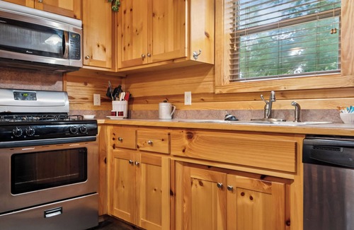 Bismarck Cabin | Caddo Ridge Cabin with Hot Tub