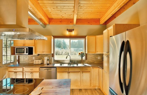 Bandon House | Caddy Shack Chateau- Spacious 4 bd/3.5b+Game Room, only 6 miles to Bandon Dunes!