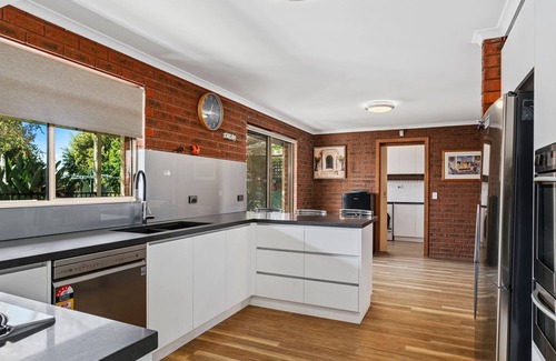 Yarrawonga House | Cade Retreat perfect for golfers or larger groups.