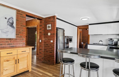 Yarrawonga House | Cade Retreat perfect for golfers or larger groups.