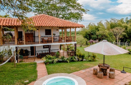 Montenegro Villa | CafeCasas Finca Boutique: Jacuzzi and Parque del Cafe
