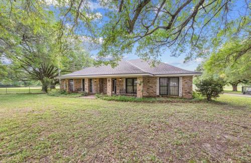 Broussard Apartment | Cajun Stays Cozy 3BR Ranch Near Lafayette with WiFi and Parking