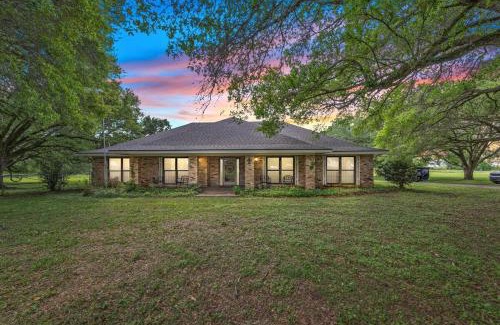 Broussard Apartment | Cajun Stays Cozy 3BR Ranch Near Lafayette with WiFi and Parking