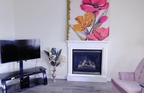 Calgary House | Calgary Mountain Gorgeous Single House Close Airport & Free Parking