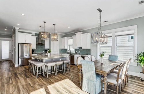 Navarre Beach House | Calla Lily Cove : Breathtaking Home w/Elevator In a Gated Community-Sleeps 12