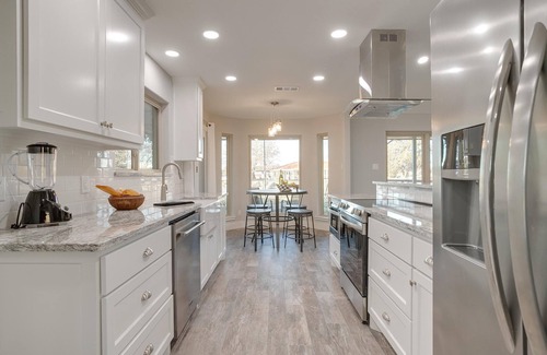 Granbury House | Calm, Clean, Comfy 3 Bed Lakeside Retreat with Firepit
