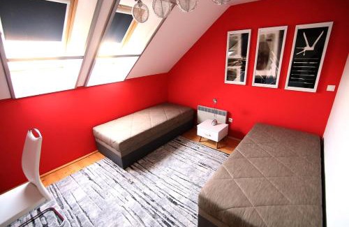 Samorin Apartment | Calm Luxury Villa Original Artworks Free Parking