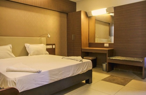 Madurai Main Hotel | Calm Stay West Tower Of Meenakshi Amman Temple