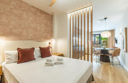 Encarnacion-Regina Apartment | Calma Places - Patios de Alfonso XII