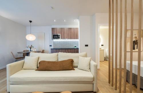 Encarnacion-Regina Apartment | Calma Places - Patios de Alfonso XII