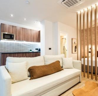 Encarnacion-Regina Apartment | Calma Places - Patios de Alfonso XII