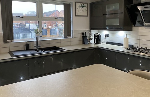 Thurnscoe House | Calvary Hill - 4 Bed Holiday Home BBQ Large Garden