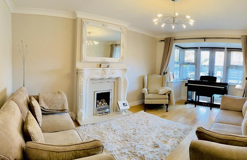 Thurnscoe House | Calvary Hill - 4 Bed Holiday Home BBQ Large Garden