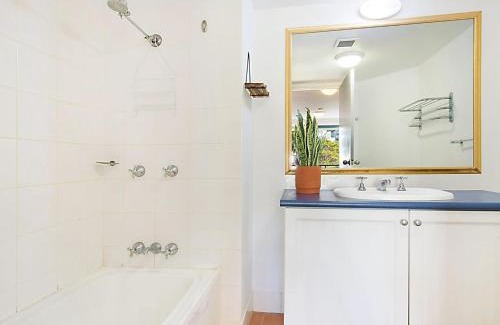 Coolangatta Hotel | Calypso Plaza Resort Unit 215