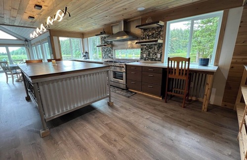 Chiniak Cottage | Cama’i House: Spacious ocean front 7-bedroom cottage at Friends by the Ocean