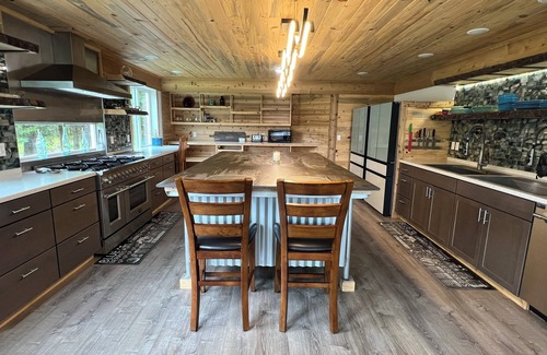 Chiniak Cottage | Cama’i House: Spacious ocean front 7-bedroom cottage at Friends by the Ocean