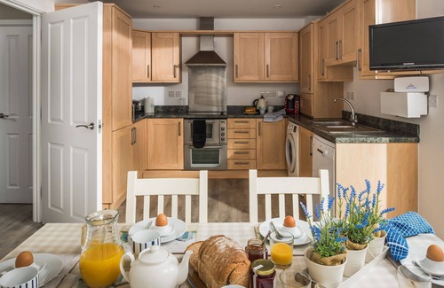 Camber Cottage | Camber Beach House - a cottage that sleeps 6 guests in 3 bedrooms