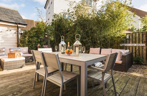 Camber Cottage | Camber Beach House - a cottage that sleeps 6 guests in 3 bedrooms