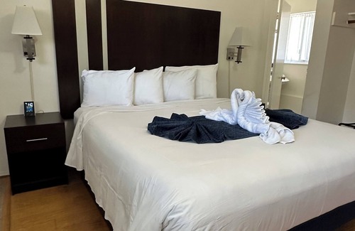 Cambria Hotel | Cambria Palms Motel