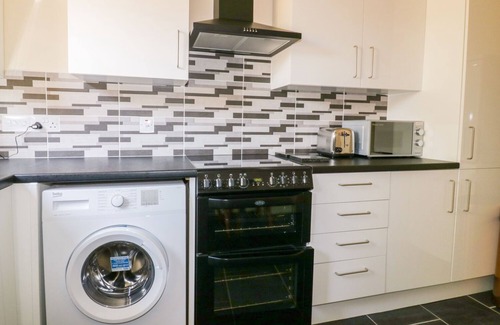 Lanlivery Cottage | CAMELLIA COTTAGE, pet friendly, with a garden in Lanlivery, Cornwall