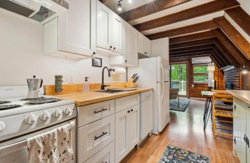 Center Conway House | Camp Conway Hot Tub AC New Kitchen Deck