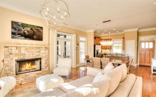 Big Canoe Villa | Camp Paws - Beautiful mountain views in Big Canoe