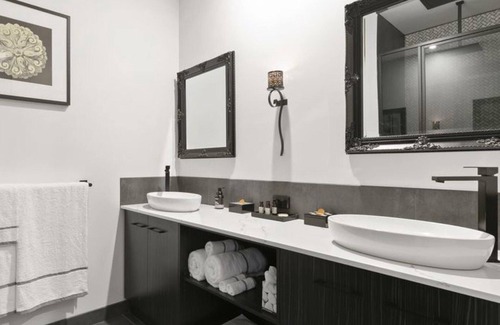 Meeniyan Apartment | Campania Non Spa Suite