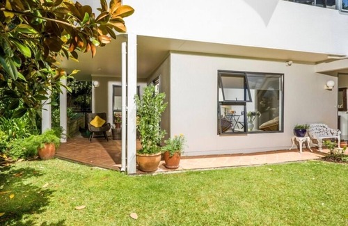 Campbells Bay House | Campbell's Bay Retreat - ground floor apartment