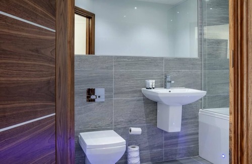 Nantgarw Bed & Breakfast | Canada Lodge and Lake