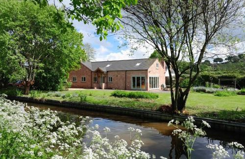 Tunstall House | Canal-side 5-Bed Cottage - Sleeps 10 Pet Friendly