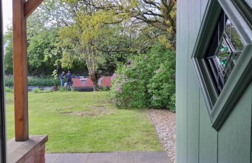 Tunstall House | Canal-side 5-Bed Cottage - Sleeps 10 Pet Friendly