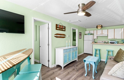 Indian Shores Cottage | Canary Beach Cottage - steps to the sand!